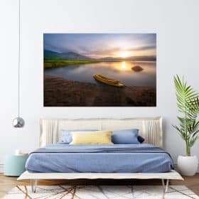 תמונת קנבס הסירה הצהובה באגם השקט לסלון לעיצוב הבית