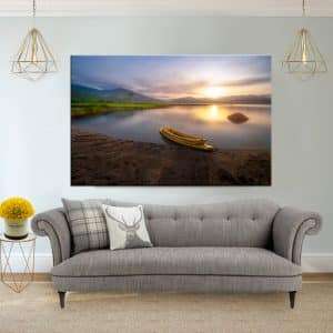 תמונת קנבס הסירה הצהובה באגם השקט לסלון לעיצוב הבית