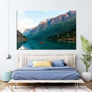 תמונת קנבס סירה אדומה על האגם הירוק לסלון לעיצוב הבית