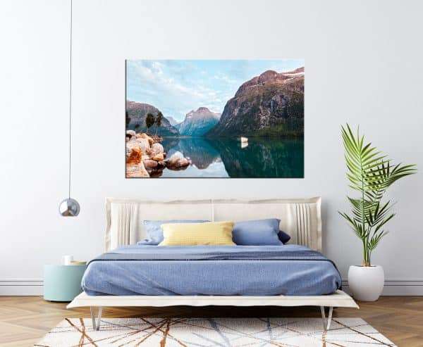 תמונת קנבס סירה לבנה באגם שקט לסלון לעיצוב הבית