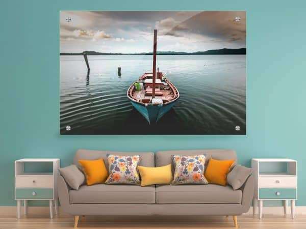 תמונת זכוכית - סירת העץ באגם לעיצוב הבית על קיר בסלון
