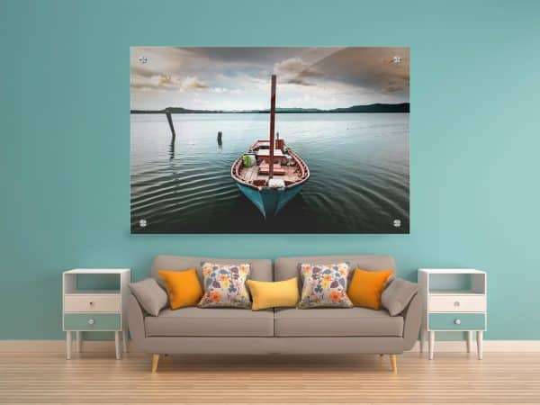 תמונת זכוכית - סירת העץ באגם לעיצוב הבית על קיר בסלון