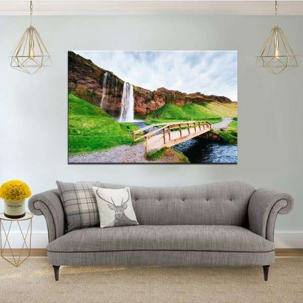 תמונת קנבס גשר העץ והמפל הכפרי לסלון לעיצוב הבית