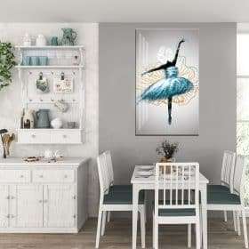 תמונת קנבס רקדנית הפרח הלבן לסלון לעיצוב הבית